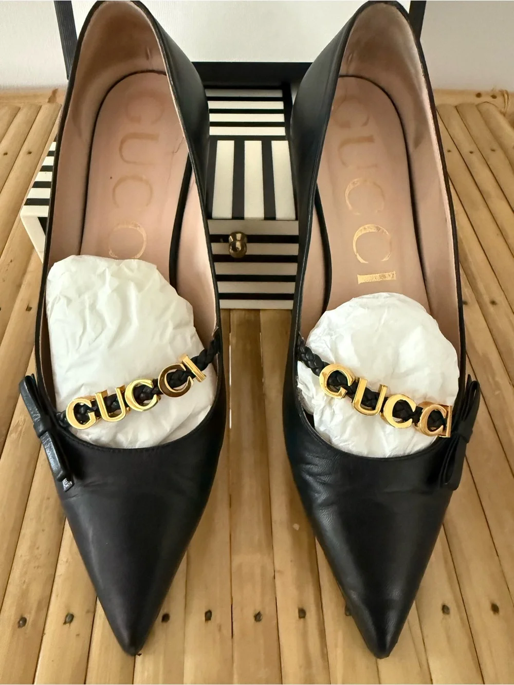 Gucci Black Leather Pointed Toe Logo Chain Flats - Authentic - Picture 2 of 7
